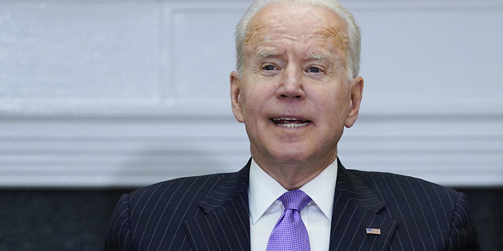 Joe Biden, Präsident der USA, spricht während eines Treffens im Roosevelt-Raum des Weißen Hauses. Foto: Evan Vucci/AP/dpa