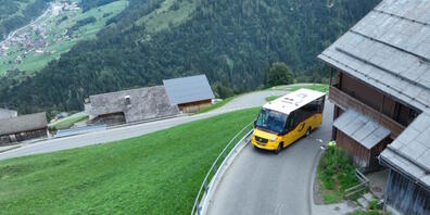 Bei einer Kollision zwischen einer Velofahrerin und einem Postauto verletzte sich die Velofahrerin schwer.