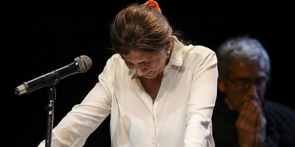 Ingrid Betancourt, ehemalige Präsidentschaftskandidatin in Kolumbien, hält während einer Rede kurz inne. Foto: Ivan Valencia/AP/dpa