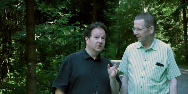 Dirigent Raimund S. Wiederkehr (links) im Gespräch mit Singkreis-Präsident Piet Spaak.