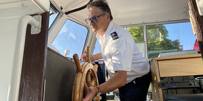 Thomas Brönnimann voll konzentriert bei der Anfahrt an den Landesteg.