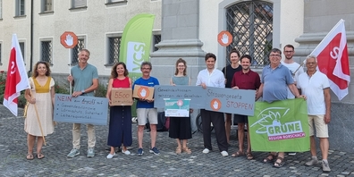 Das Referendumskomitee bei der Übergabe der 5'500 Unterschriften gegen das neue Strassengesetz vor dem Regierungsgebäude in St.Gallen.