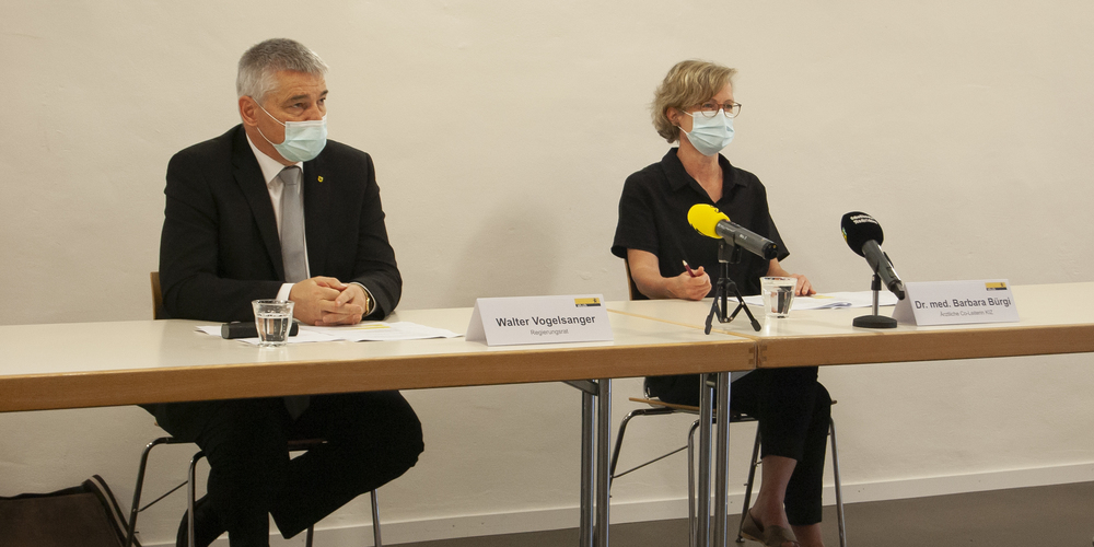 Walter Vogelsanger, Regierungsratspräsident  und Barbara Bürgi, Ärztliche Co-Leiterin des Kantonalen Impfzentrums rufen die Schaffhauser Bevölkerung weiterhin dazu auf, sich impfen zu lassen.  