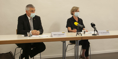 Walter Vogelsanger, Regierungsratspräsident  und Barbara Bürgi, Ärztliche Co-Leiterin des Kantonalen Impfzentrums rufen die Schaffhauser Bevölkerung weiterhin dazu auf, sich impfen zu lassen.  