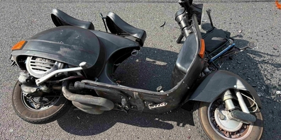 Als die Autofahrerin vor ihm bis zum Stillstand abbremsen musste, prallte der Rollerfahrer ins Heck und erlitt beim Sturz schwere Verletzungen.