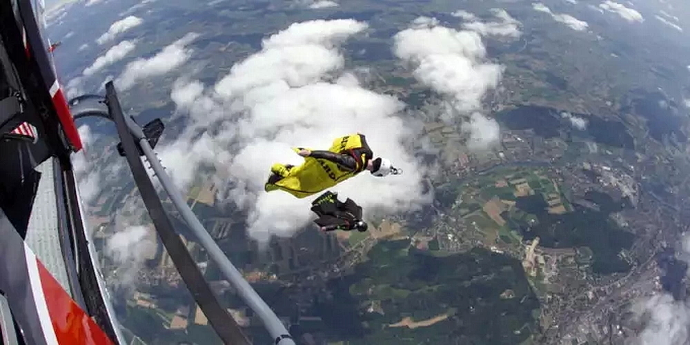 Der in Deutschland wohnende Sportler sprang zusammen mit zwei weiteren Männern aus einem Helikopter.