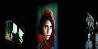 Mit dem Foto des "Afghanischen Mädchens" (1984) machte sich der Fotograf Steve McCurry weltweit einen Namen. In der Zürcher Maag Halle sind bis Oktober seine berühmten Bilder  und seine jüngsten Aufnahmen zu sehen.