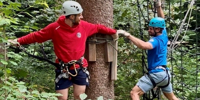 Im Freizeitpark Atzmännig bei Goldingen wagten sich die Lakers-Stürmer Dominic Lammer (l.) und Sandro Zangger auch aufs hohe Seil.