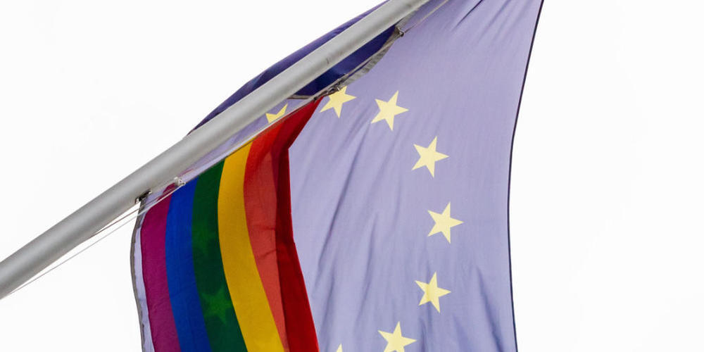 Eine Regenbogenfahne weht neben der EU-Flagge an der der Vertretung der Europäischen Kommission in Berlin. Foto: Christoph Soeder/dpa