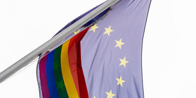 Eine Regenbogenfahne weht neben der EU-Flagge an der der Vertretung der Europäischen Kommission in Berlin. Foto: Christoph Soeder/dpa