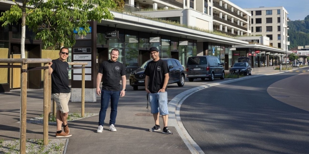Ivan Louis, Adrian Brügger und Roger Wichser an der Wattwiler Bahnhofstrasse.