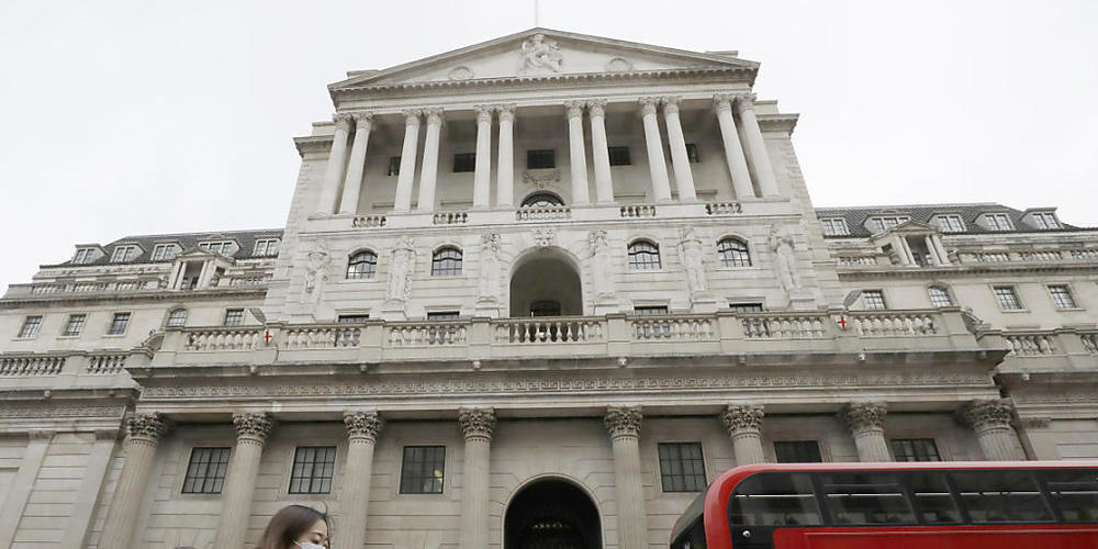 Die britische Notenbank Bank of England (im Bild) lässt sich von der anziehenden Inflation vorerst nicht aus der Ruhe bringen und hält den Leitzins niedrig. (Archivbild)