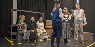 Die Schauspielerinnen und Schauspieler des momoll Theaters gestalten die Szenen aktiv mit. 