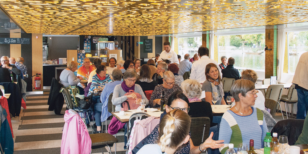 Nachdem die Besucherinnen und Besucher auf der Hinfahrt fleissig gestrickt hatten, genossen sie auf der Rückfahrt auf der MS Arenenberg, einem der elegantesten Schiffe, ein leckeres Mittagessen.
