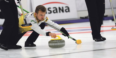 Das präzise Steinspiel ist im Curling die Basis für Erfolg. Andrin Schnider ist bei der Abgabe voll konzentriert.