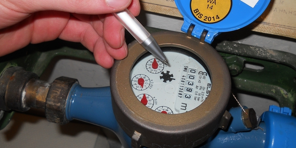 Bei mechanischen Wasseruhren erfolgt die Ablesung des Zählerstandes noch manuell. (Symbolbild)