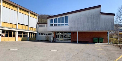Das Oberstufenschulhaus OSZ II mit kleiner Turnhalle und ehemaligem Feuerwehrdepot wird im Herbst 2026 abgerissen, um dem Neubau zu weichen.