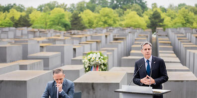 dpatopbilder - Antony Blinken (r), Außenminister der USA, spricht bei einem gemeinsamen Auftritt mit Heiko Maas (SPD), Außenminister, am Holocaust-Mahnmal vor der Unterzeichnung einer Vereinbarung zur engeren Zusammenarbeit in Holocaustfragen und ...