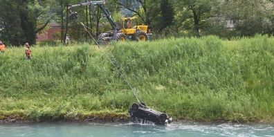 Das Auto wurde mittels Flaschenzug durch ein Bergungsfahrzeug aus dem Linthkanal gezogen.