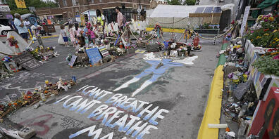 Blick auf die Stelle, wo George Floyd  von dem damaligen Minneapolis Polizisten Derek Chauvin getötet wurde. Foto: Julio Cortez/AP/dpa