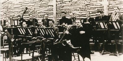 Unter Leitung von Tenorsaxophonist Lutz Templin entstand die Propaganda-Big-Band «Charlie and His Orchestra», benannt nach ihrem Sänger Karl «Charlie» Schwedler (hier eine Aufnahme von 1942 bei Proben)