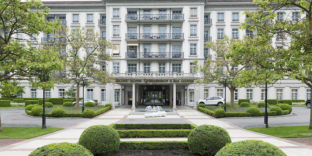 Nach dem Einbruch im Coronajahr 2020 blickt die Hotelvereinigung Swiss Deluxe Hotels (SDH) wegen den jüngsten Lockerungen des Bundes vorsichtig optimistisch auf die diesjährige Sommersaison. Im Bild das Grand Hotel Quellenhof in Bad Ragaz. (Archiv...