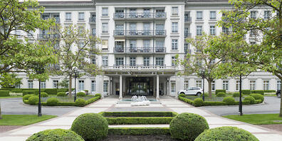 Nach dem Einbruch im Coronajahr 2020 blickt die Hotelvereinigung Swiss Deluxe Hotels (SDH) wegen den jüngsten Lockerungen des Bundes vorsichtig optimistisch auf die diesjährige Sommersaison. Im Bild das Grand Hotel Quellenhof in Bad Ragaz. (Archiv...