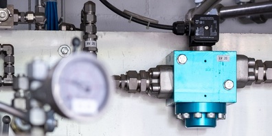 Forschende der Empa analysieren mit präzisen Messmethoden, wie sich Protonen in keramischen Membranen bewegen – eine Grundlage für effizientere Brennstoffzellen und Elektrolyseure.