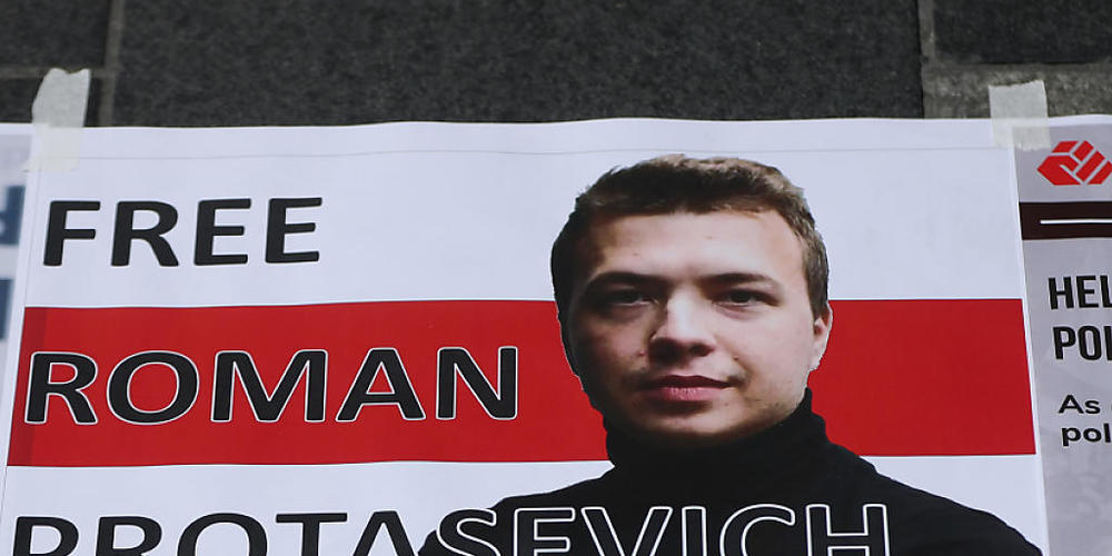 Ein Schild mit einem Porträt des verhafteten belarussischen Journalisten Protassewitsch und der Aufschrift «Free Roman Protasevich» («Befreit Roman Protassewitsch») ist bei einem Protest von Mitgliedern der belarussischen Gemeinde in Irland vor de...