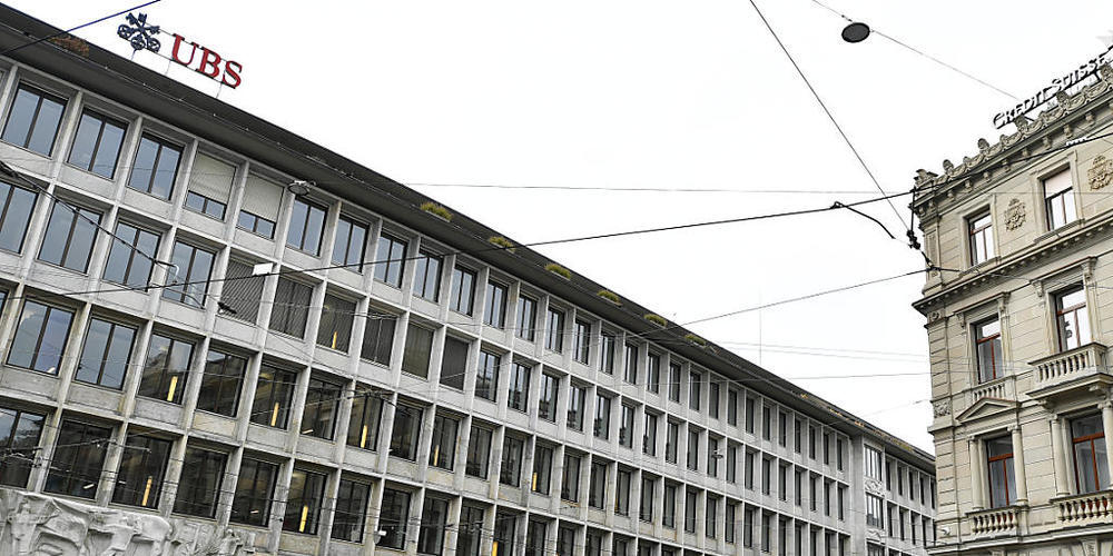 Grossbanken in den USA müssen ihr Geld nicht weiter zusammenhalten. Die US-Notenbank Federal Reserve (Fed) hält das angesichts der starken finanziellen Lage der Institute nicht mehr für nötig. Die betrifft auch die UBS und die CS. (Archivbild)