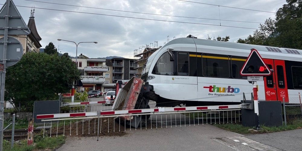 Laut Kantonspolizei St.Gallen hatte der Fahrer des landwirtschaftlichen Fahrzeugs das Wechselblinklicht am Bahnübergang übersehen.