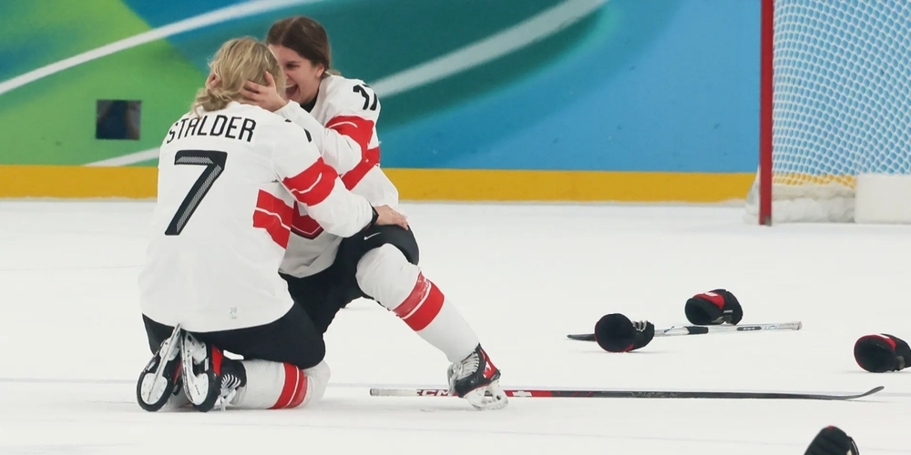 Schweizer Heldinnen: Lara Stalder und Alina Müller nach dem Bronze-Triumph.