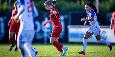 Im Frauenteam des FC Rapperswil-Jona war Gianna Klucker (im Bild Ball führend gegen GC-Frauen) über Jahre Identifikationsfigur, Leaderin und Herzstück.