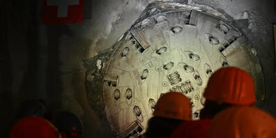 2022 gelang der Durchstich beim neuen Sicherheitsstollen des Kerenzerbergtunnels. Ab März 2026 wird der Strassentunnel umfassend saniert. (Archivbild)
