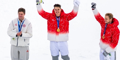 Der grosse Dominator - und dreifache Olympiasieger: Franjo von Allmen (Mitte) gewinnt auch den Super G - vor dem Amerikaner Ryan Cochran-Siegle (l.) und Topfavorit Marco Odermatt.
