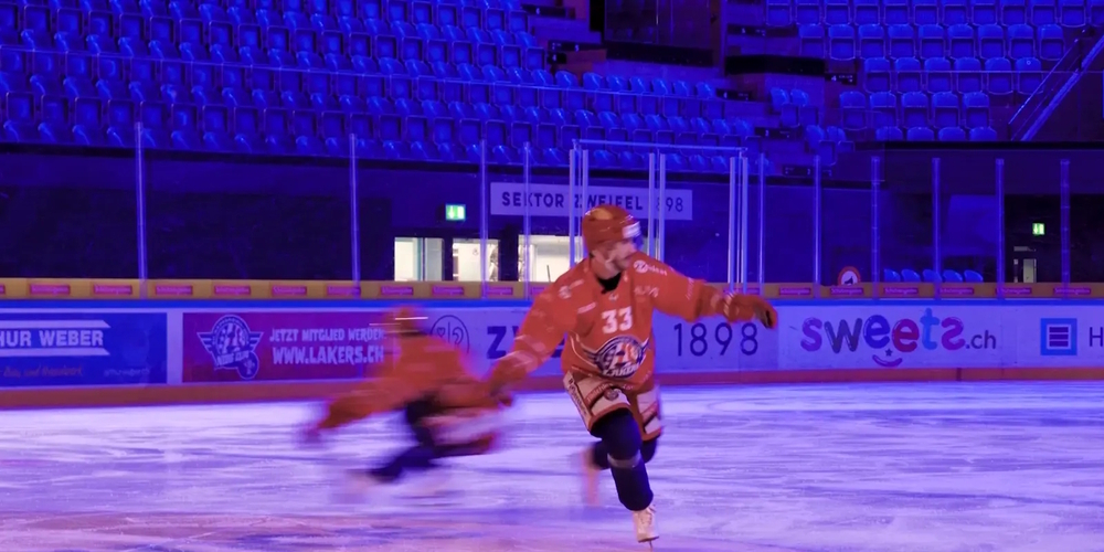 Zwei Lakers-Stürmer beim Eiskunstlauf: Marlon Graf (hinten, l.) versucht sich am «Kanöneli» und Valentin Hofer an einem 3er-Drehsprung.