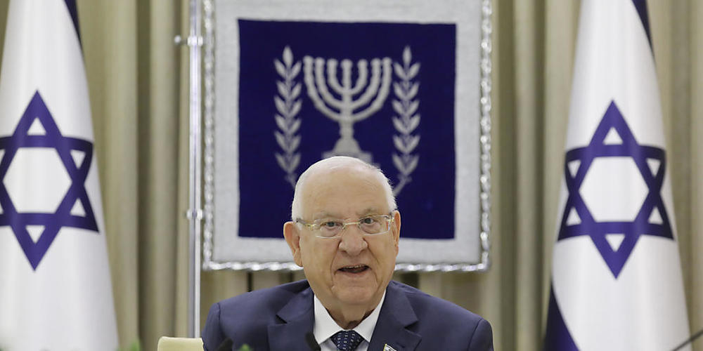 ARCHIV - Reuven Rivlin (l), Präsident von Israel, spricht bei einem Treffen mit Vertretern einer Partei zu Beratungen über die Regierungsbildung knapp zwei Wochen nach der Parlamentswahl. Foto: Amir Cohen/Reuters Pool/AP/dpa