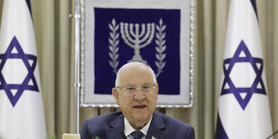 ARCHIV - Reuven Rivlin (l), Präsident von Israel, spricht bei einem Treffen mit Vertretern einer Partei zu Beratungen über die Regierungsbildung knapp zwei Wochen nach der Parlamentswahl. Foto: Amir Cohen/Reuters Pool/AP/dpa