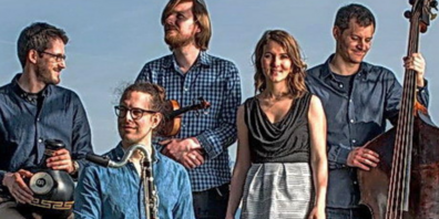 Mit bodenständigerTradition und modernen Rhythmen begeistert Karin Streule und ihre Band: Andriu Maissen, Perkussion, Niklaus Mäder, Bassklarinette, Andy Gabriel, Geige, Karin Streule, Piano, Gitarre und Gesang, Mirco Häberli, Kontrabass.