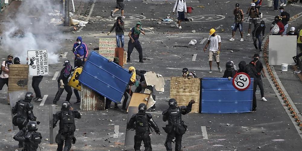 dpatopbilder - Demonstranten stoßen mit der Polizei während eines nationalen Streiks in der kolumbianischen Stadt Cali gegen die Steuerreform zusammen. Foto: Andres Gonzalez/AP/dpa