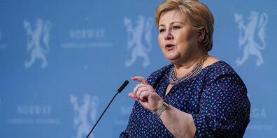 ARCHIV - Norwegens Premierministerin Erna Solberg spricht bei einer Pressekonferenz im Mai letzten Jahres. Foto: Fredrik Hagen