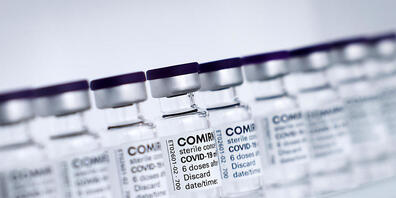 FILED - Fläschchen mit dem Impfstoff Comirnaty von Biontech/Pfizer stehen auf einem Tisch. Photo: Christian Charisius/dpa/Pool/dpa