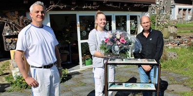 Übergabe des Sonderpreises (Goldvreneli und Blumen) durch Kurt Heller von der SponsorenfirmaJosef Dolder AG.