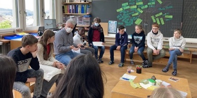 Stadtpräsident Hans Mäder zu Besuch im Alleeschulhaus.