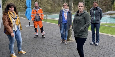 Das Badi-Team ist bereit (v.l.): Anita Gmür (Mitarbeiterin Kasse und Reinigung), Roland Bott (Badmeister), Claudia Häberli (Mitarbeiterin Kasse), Nora Bärlocher (Mitarbeiterin Kasse) und Cornelia Meier (Badmeister-Stellvertreterin).