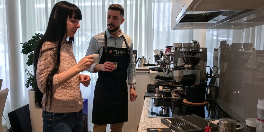 Ramona Bonbizin auf dem Weg zum perfekten Kaffee.