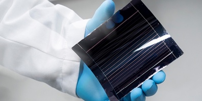 Eine Solarzelle aus Perovskit. Die Dünnschichttechnologie ermöglicht die Herstellung von leichten und flexiblen Solarzellen. Dank der zweischichtigen Tandem-Konstruktion können sie zudem mehr Licht einfangen als herkömmliche Silizium-Zellen. 