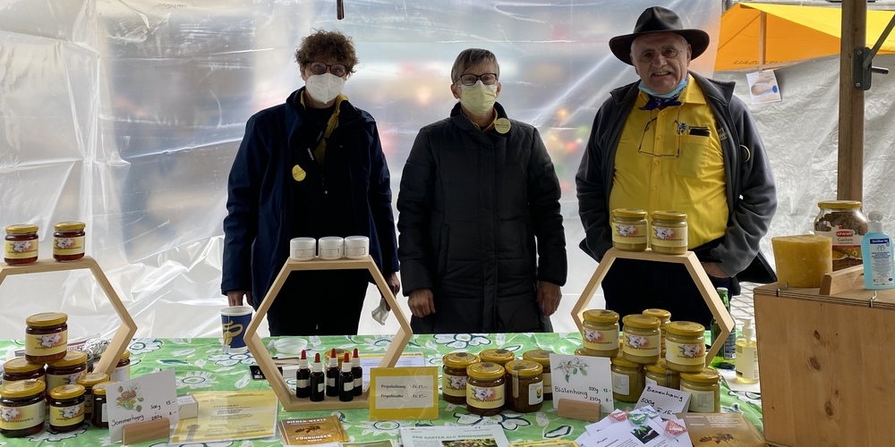 Die Aussteller vom Bienenzuchtverein St.Gallen präsentieren ihre Produkte