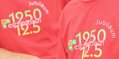 T-Shirts zum Eschenbacher Gemeindejubiläum können jetzt kostenlos bei der Gemeindeverwaltung bezogen werden – solange der Vorrat reicht.