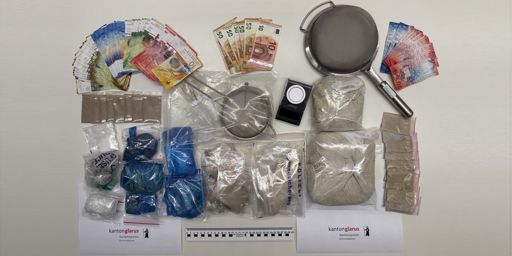 Von der Kantonspolizei Glarus bei einem 44-jährigen Albaner und einer 52-jährigen Rumänin gefundene Betäubungsmittel wie Heroin und Bargeld.